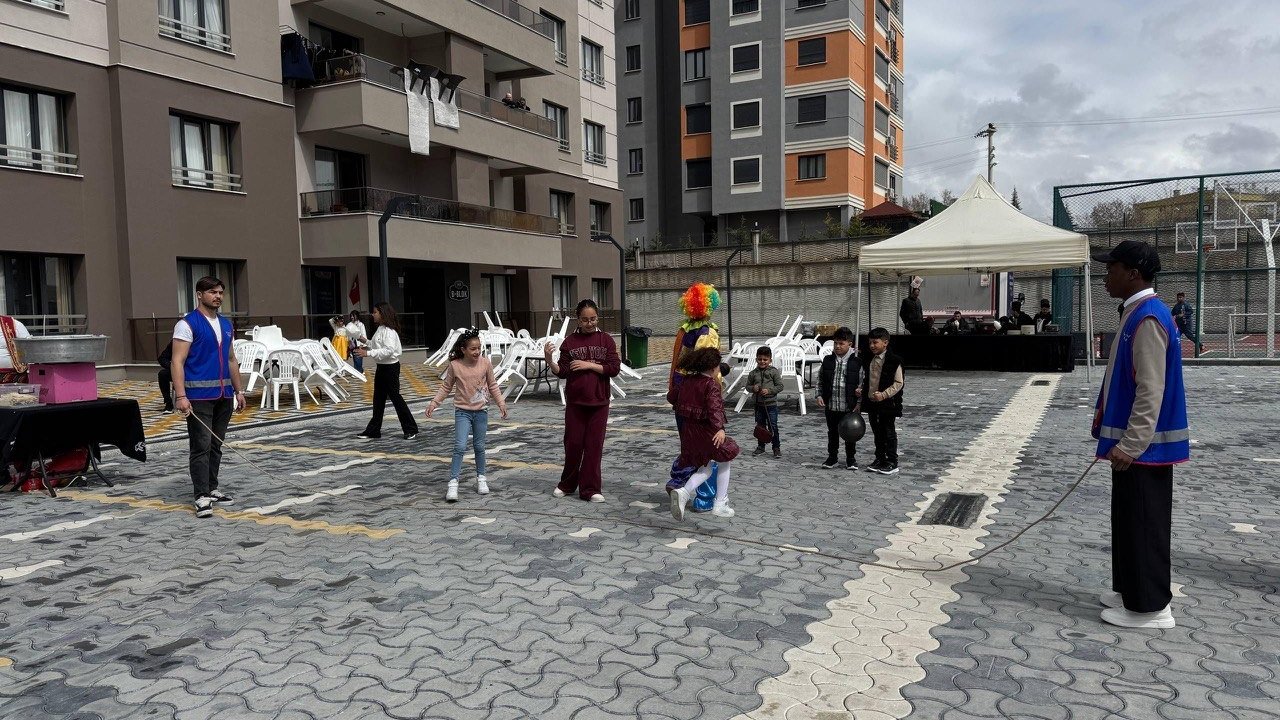Konya’dan Filistin’e bayram köprüsü! Gönüllüler çocukların yüzünü güldürdü!