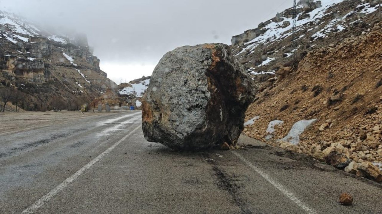 Karaman’da dağdan kopan dev kaya yolu kesti! O anlar korku yarattı