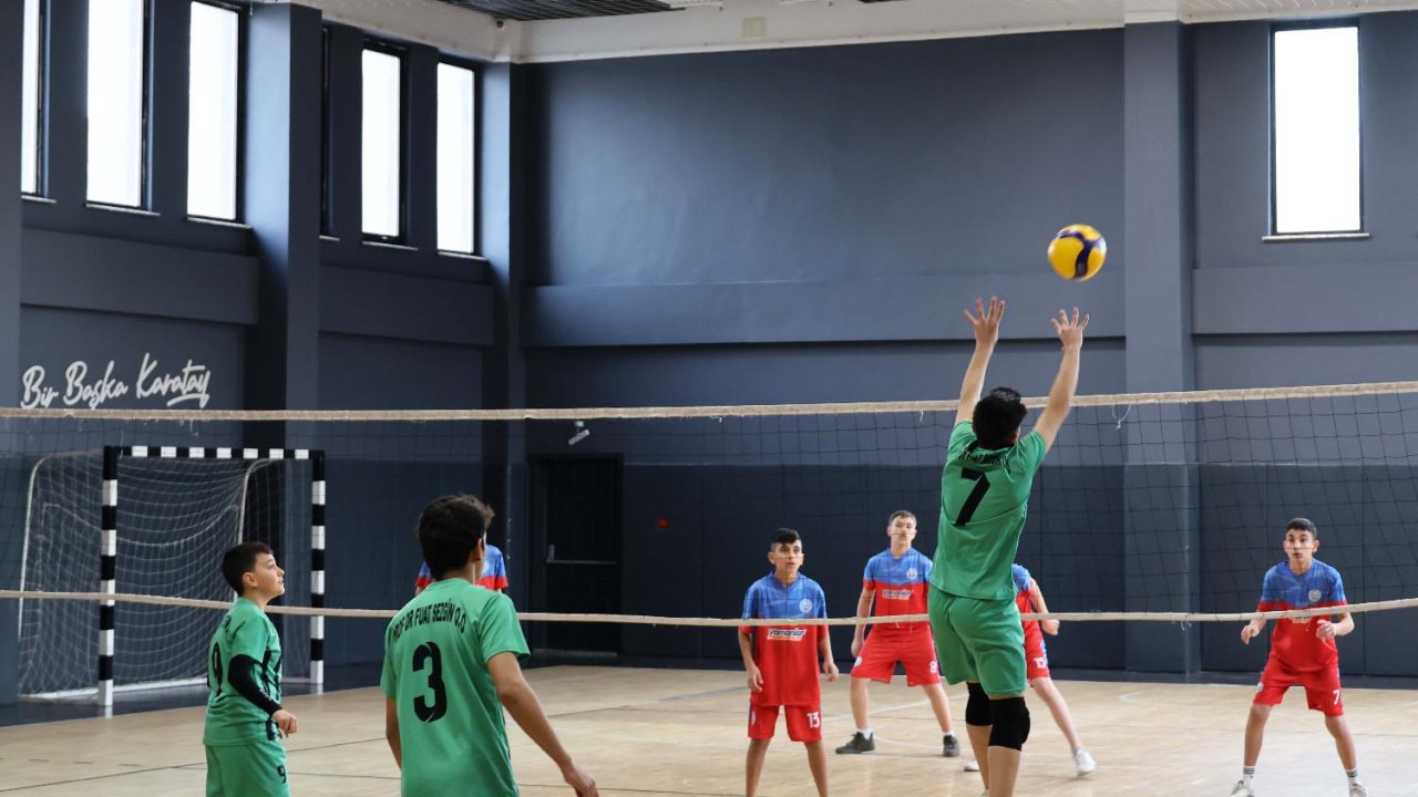 Karatay’da kardeşlik sahada! Ortaokullar arası voleybol turnuvası büyük heyecanla başladı!