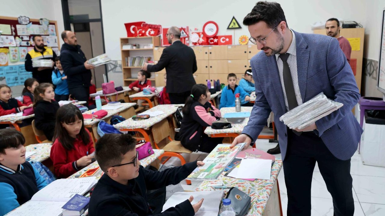 Karatay’dan anlamlı 30 Mart hediyesi! Öğrencilere sıfır atık kitap seti dağıtıldı!