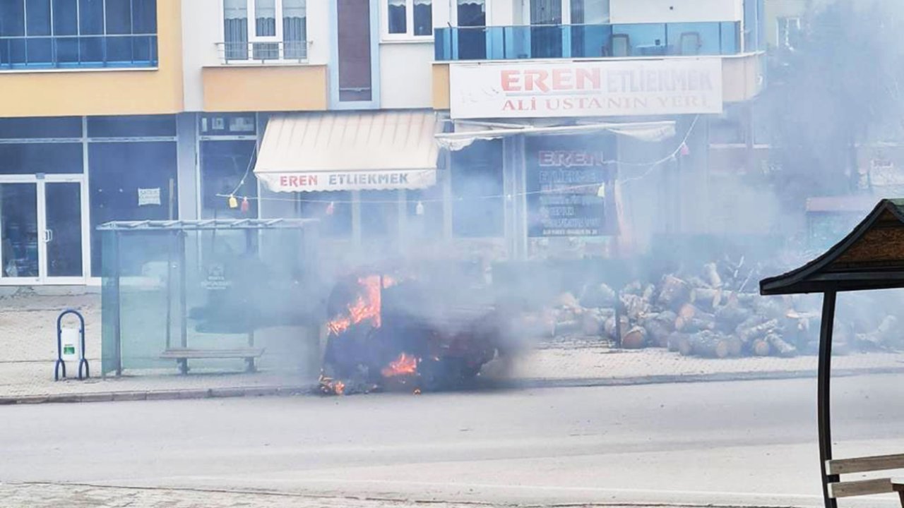 Durduğu yerde yandı! Konya’da elektrikli motosikletin alevlere teslim olduğu anlar