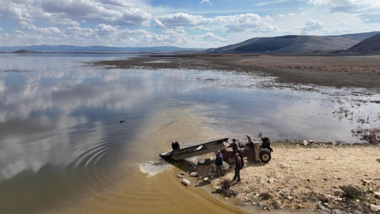 Çatlayan zeminden su yükseldi! Çavuşçu Gölü’nde umut veren gelişme!