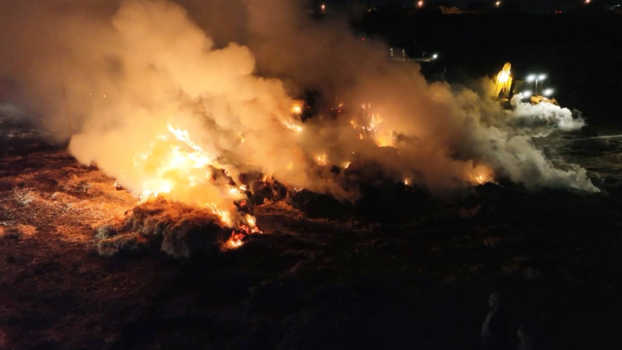 Gece vakti korkutan yangın: Tonlarca saman balyası alev alev yandı