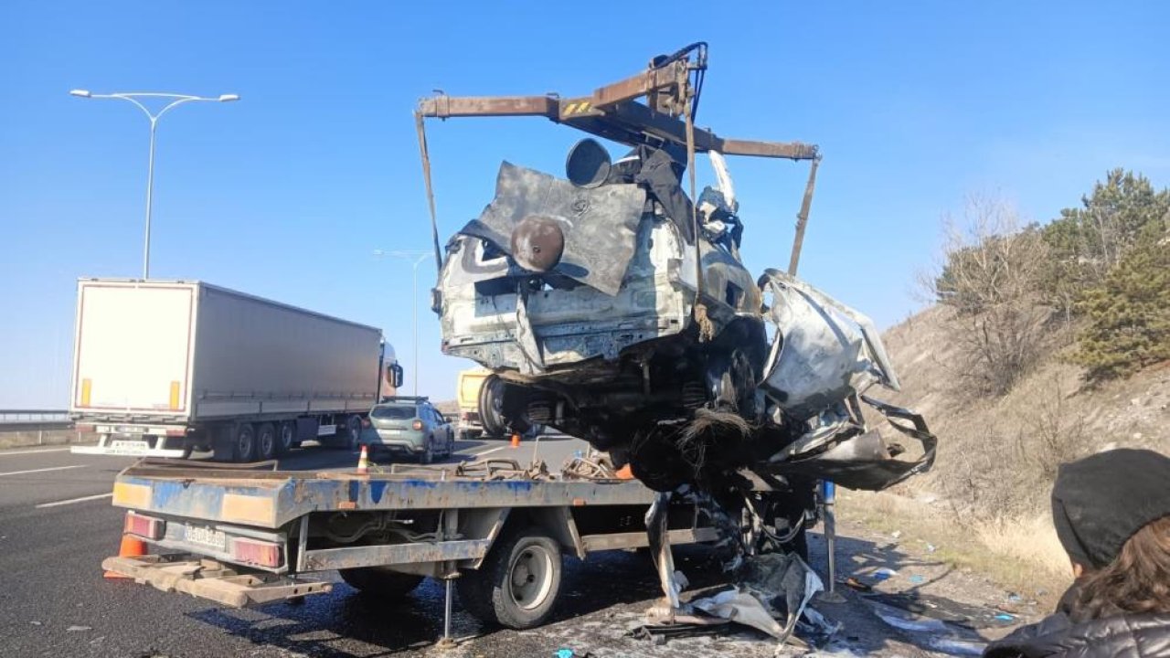 Ankara'da korkunç kaza! Kafa kafaya çarpışan, Ankara ve Konya plakalı iki araçta 5 Kişi yaşamını yitirdi