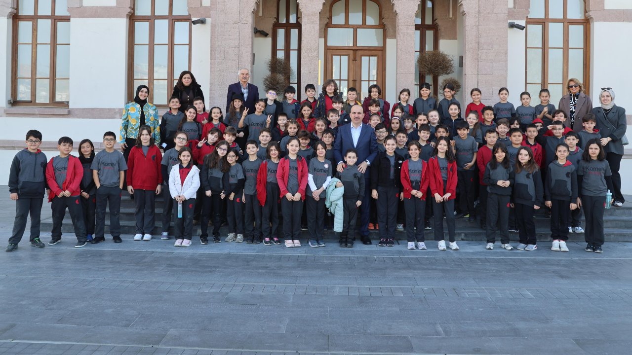 Başkan Altay Taş Bina'yı ziyaret eden öğrencilerle buluştu