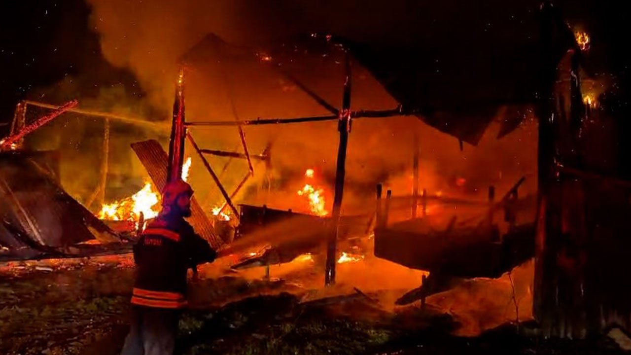 Samanlığa yıldırım düştü: Samanlık ve traktör alev aldı
