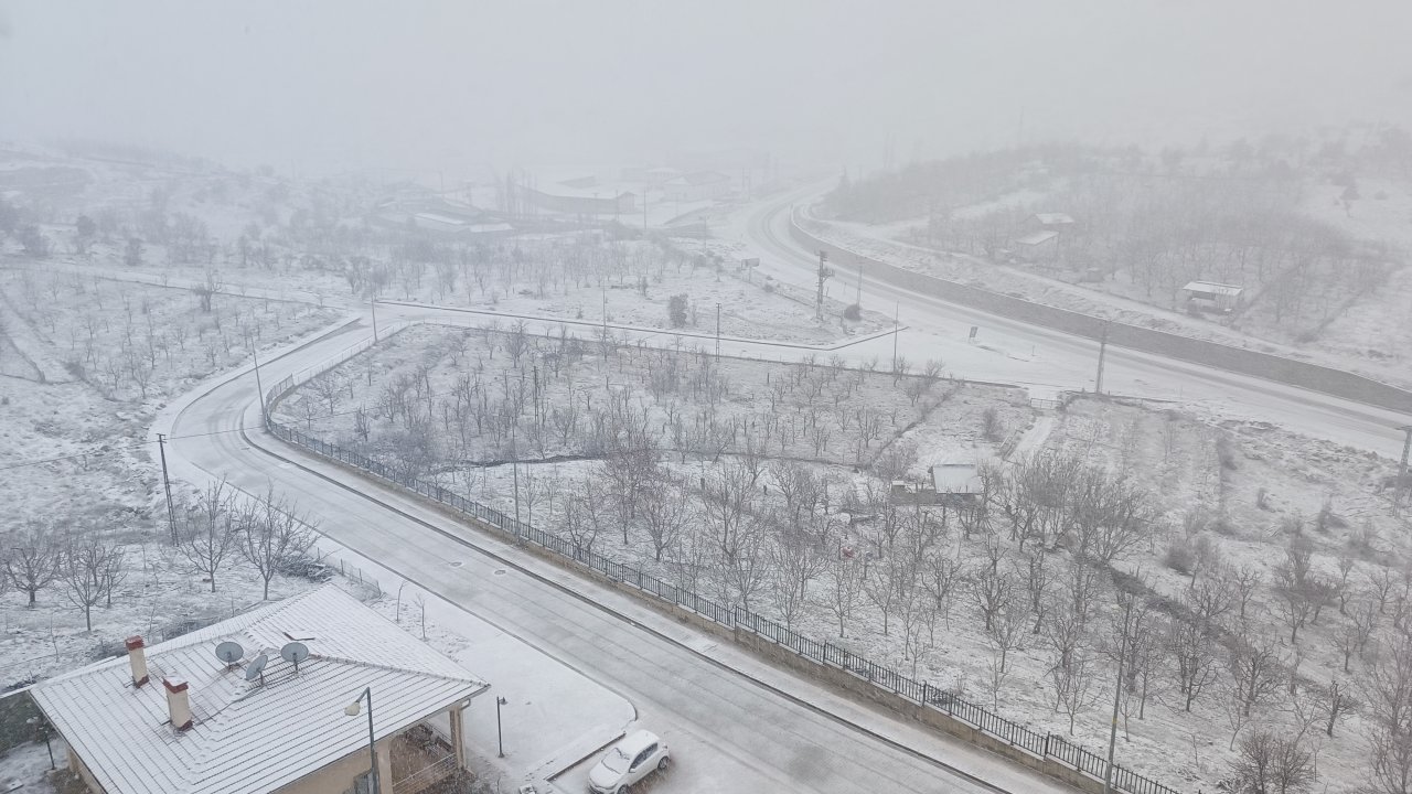 Konya’da Nisan sürprizi! Hadim’de kar yağışı ilçeyi beyaza bürüdü!