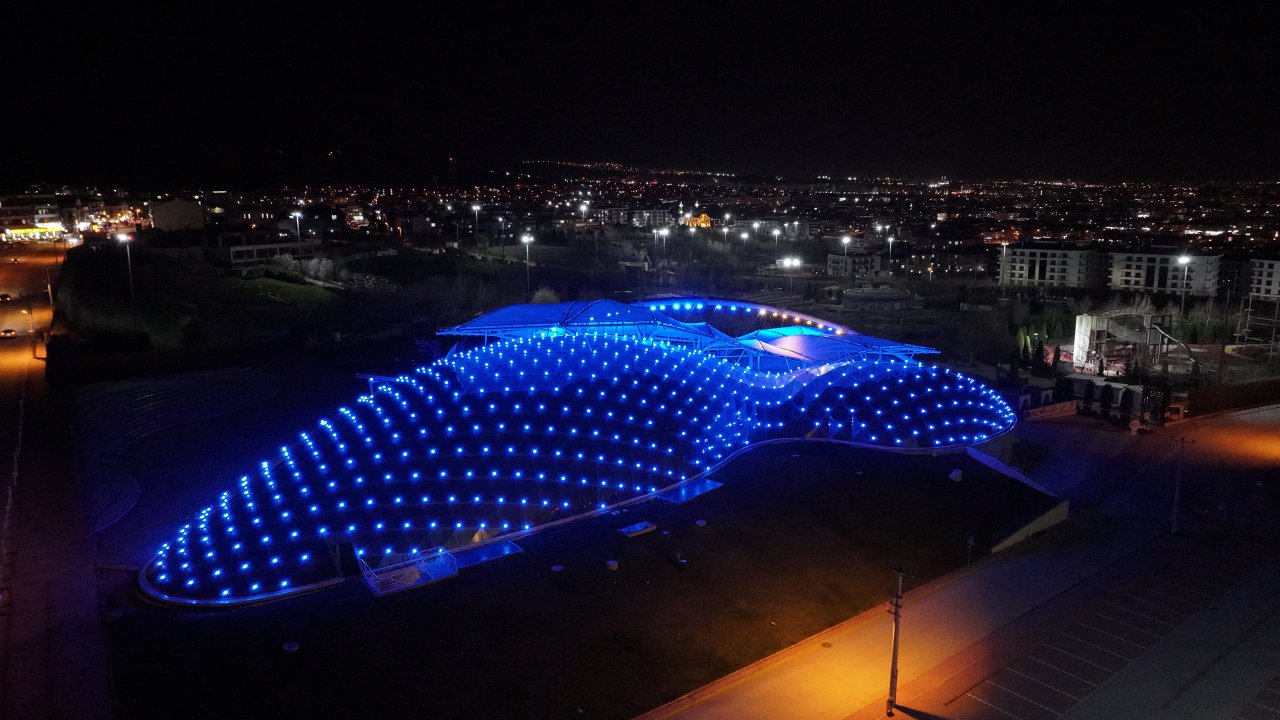 Konya geceye mavi büründü! Büyükşehir’den otizme farkındalık için duygulandıran dokunuş!