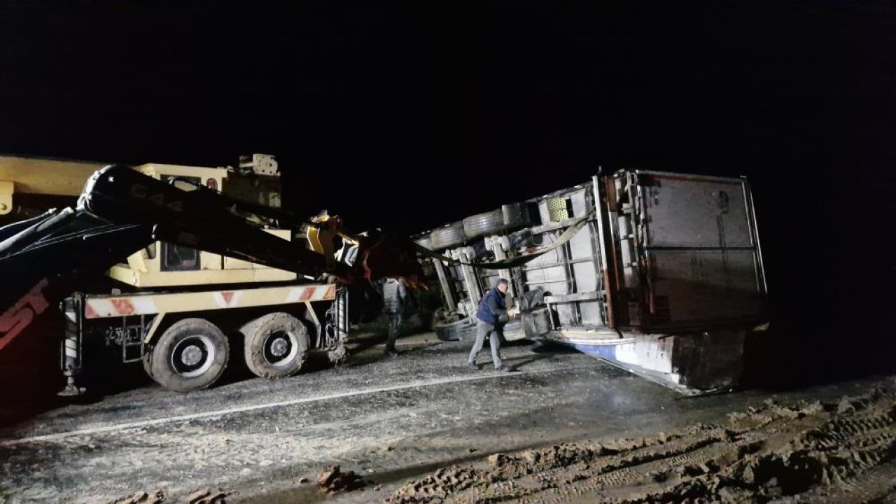 Kayan tır devrildi, Ankara-Tokat karayolu ulaşıma kapandı