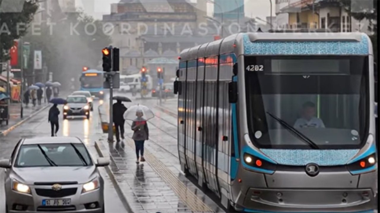 Yağış Konya trafiğini zorluyor: Uzmanlardan peş peşe uyarılar
