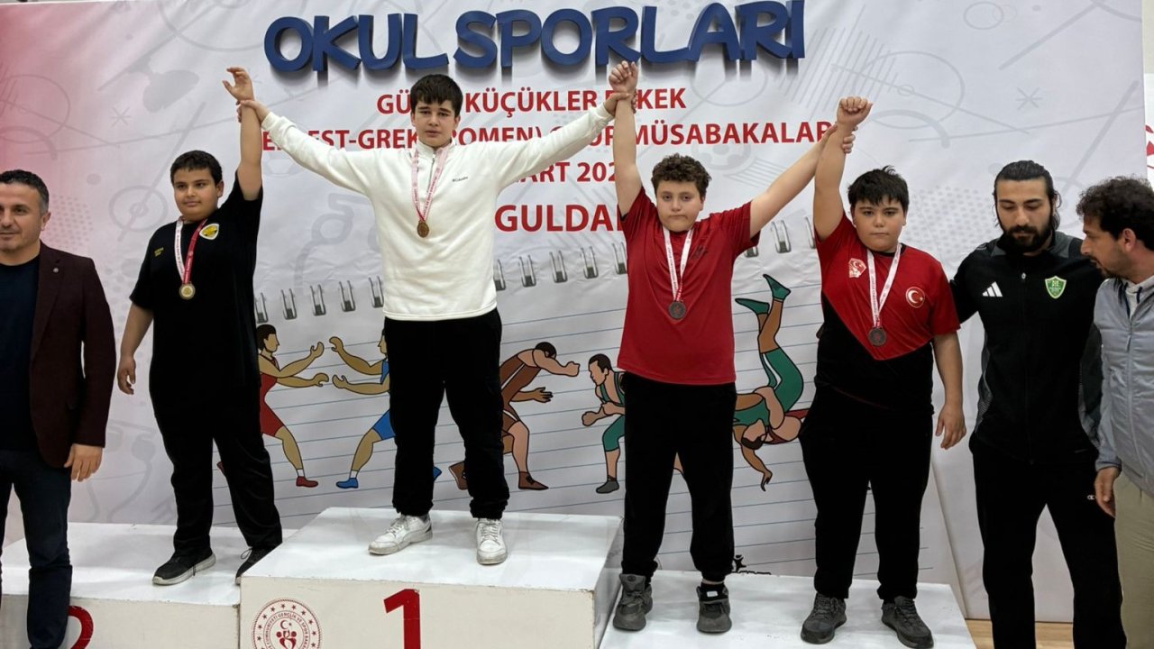 Büyükşehirli güreşçilerden madalya yağmuru