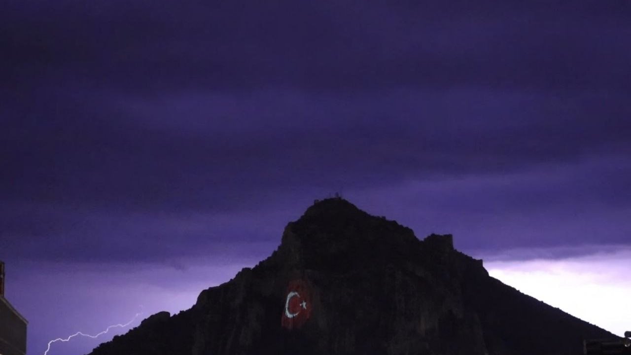 Adana'da şimşekler geceyi aydınlattı