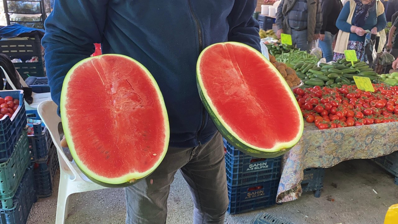Sezonun ilk karpuzları dilim dilim pazarda
