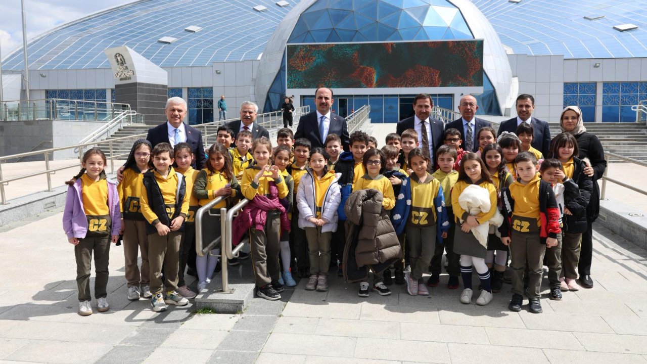 Konya’da Bilim Merkezi’nde protokol çıkarması: Öğrencilerle yakın temas