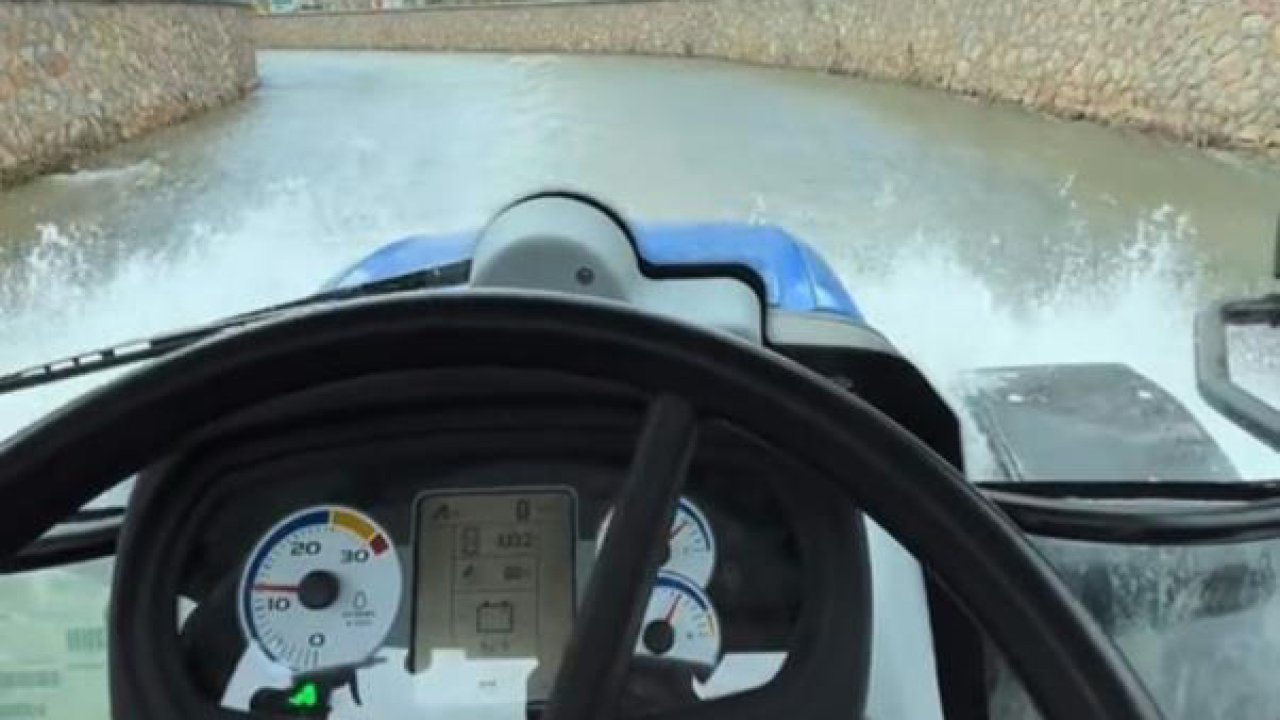 Konya’da görenleri şaşkına çeviren anlar! Traktörünü suya sürdü