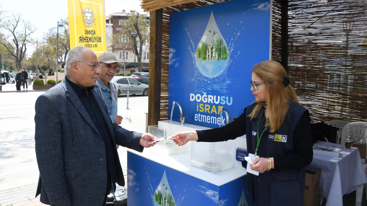 KOSKİ açtığı stantta su tasarrufu bilgilendirmesi yapıyor