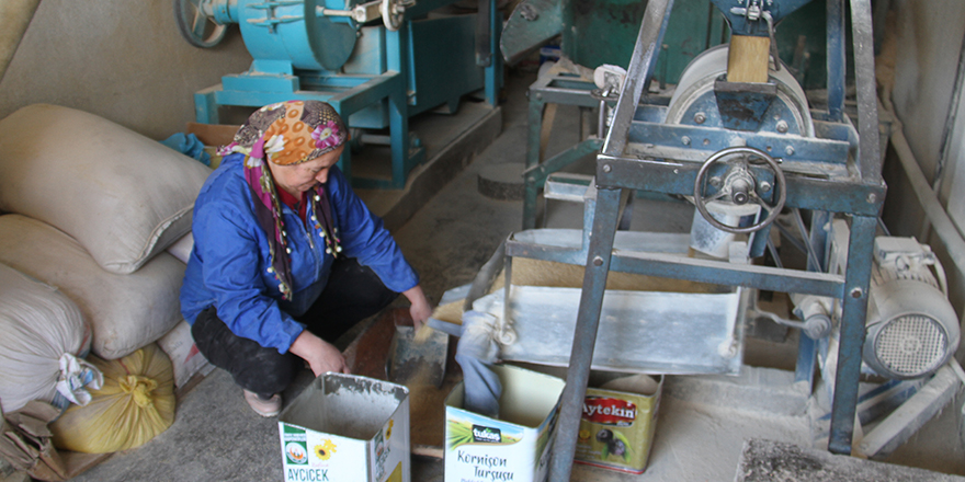 Kayınpederinden devraldığı değirmeni gelini işletiyor