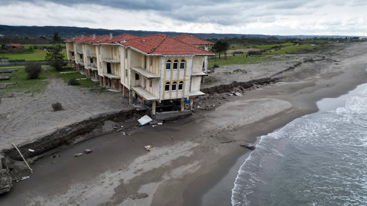 Deniz 100 metre içeri girdi: Erozyon villaları yıktı