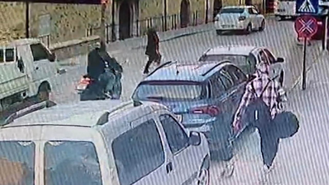 Yaya geçidinde korkutan kaza! Motosiklet çarptı, o anlar kamerada!