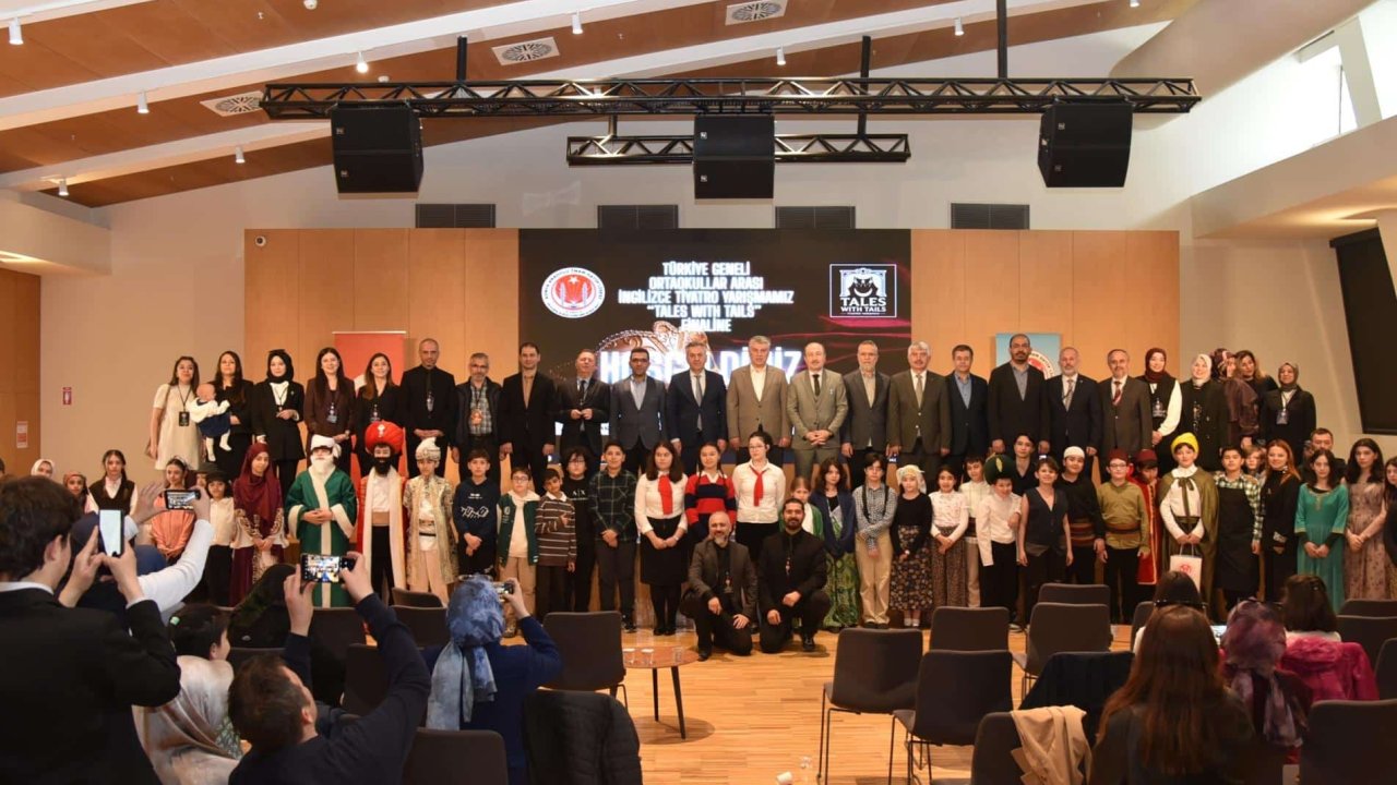 Konya’da sahne gençlerin! Türkiye geneli İngilizce tiyatro yarışmasında nefes kesen final!