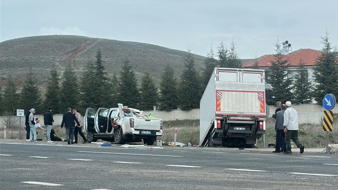 Konya'da trafik kazası: Kamyonet ile pikap çarpıştı: 2 yaralı