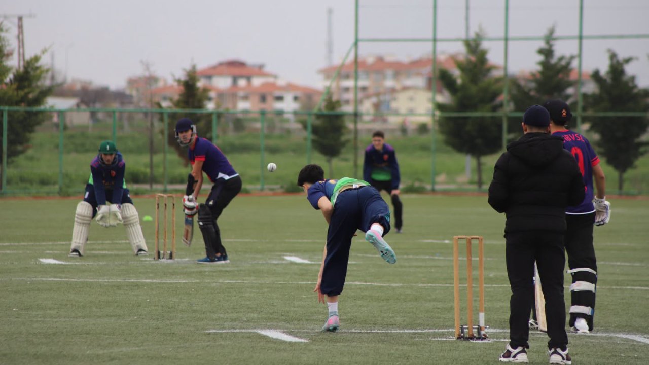 Konya’da kriket heyecanı başladı: 200 sporcu şampiyonluk için sahada