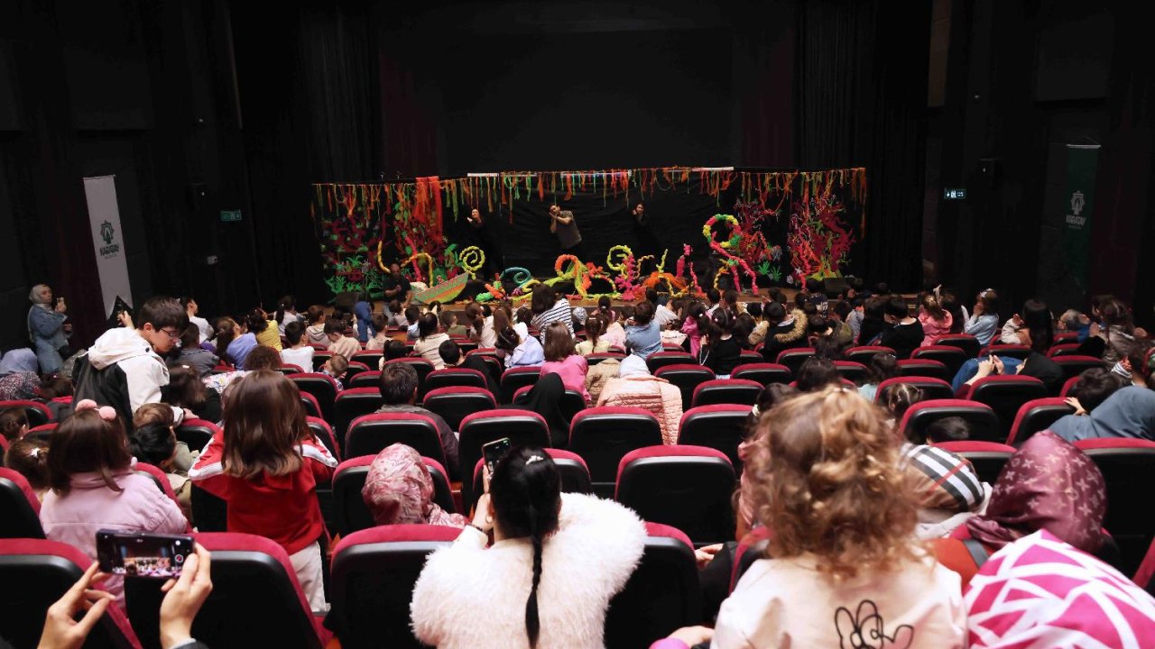 Karatay’da miniklere sahne sürprizi! Ücretsiz çocuk tiyatrosu yoğun ilgi görüyor!