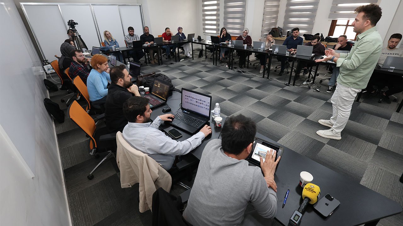 Konya’da belediyecilikte yeni dönem: Büyükşehir personeline yapay zekâ eğitimi!