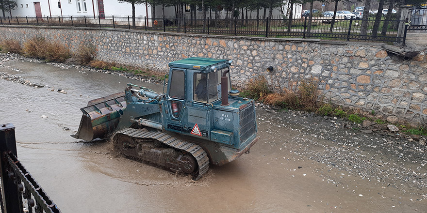 Bozkır'da Çarşamba Çayı dere yatağı temizleniyor