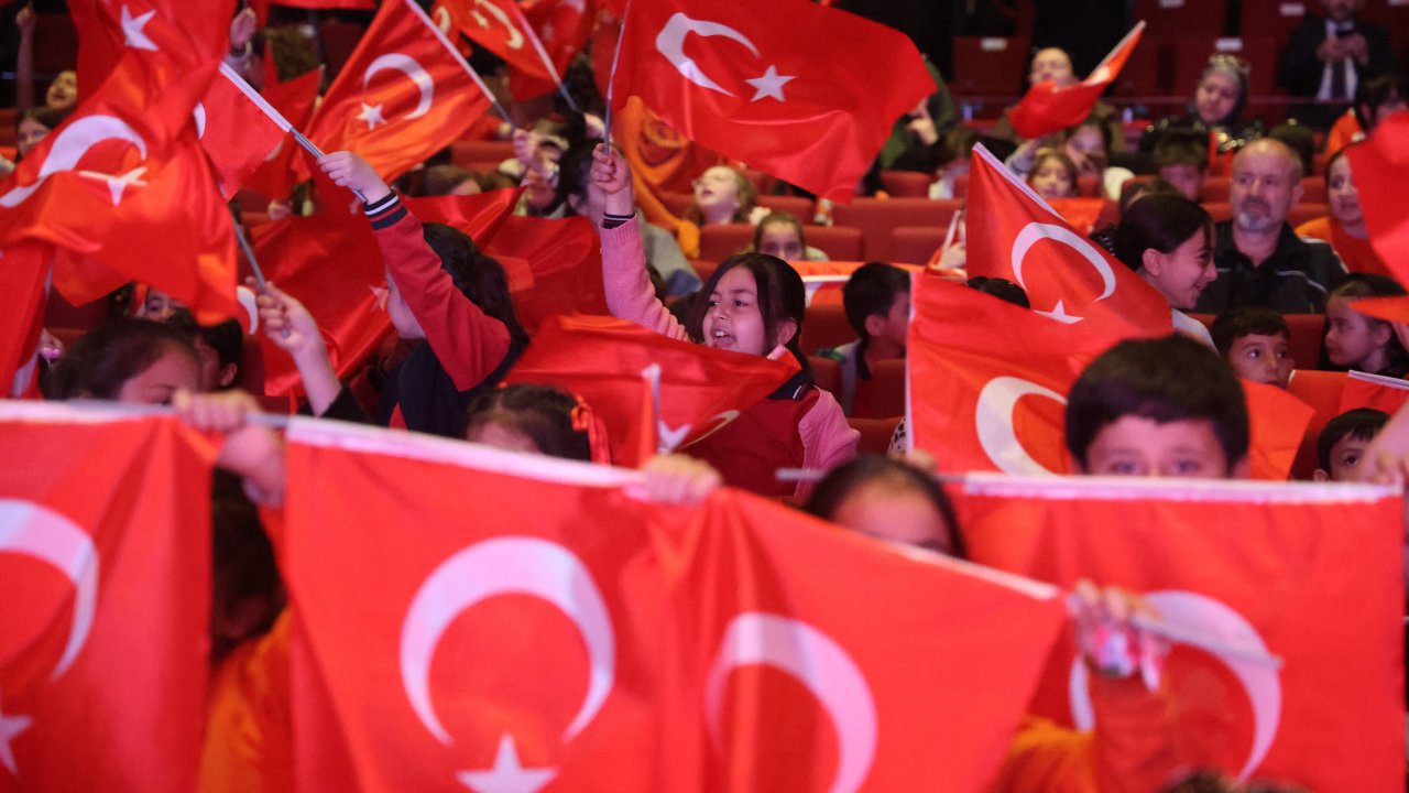 Konya’da 23 Nisan coşkusu zirve yaptı! Şehir bayram sevinciyle renklendi!