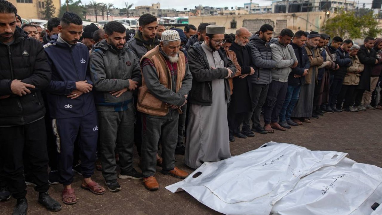 Gazze’de sessizlik yine ölümlerle bozuldu: Kayıp sayısı 72 bin 568’e yükseldi!