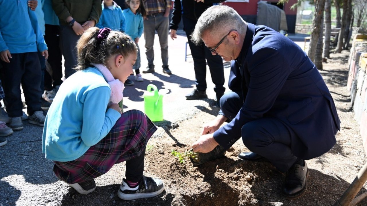 Bu İlçede okul bahçelerinde güller açacak! Fidanlar toprakla buluştu
