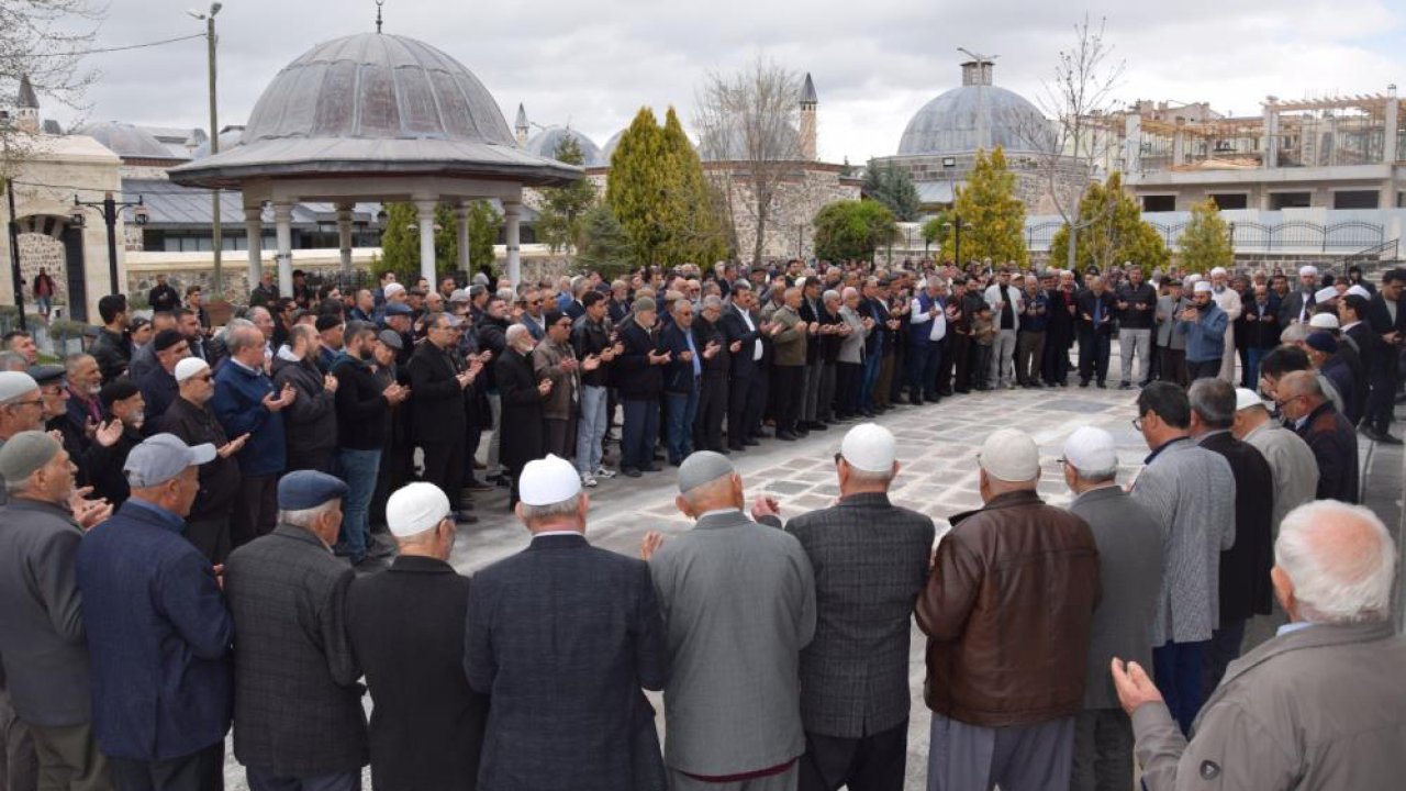 Karapınar’da duygusal uğurlama! Hacı adayları dualarla kutsal topraklara yolcu edildi