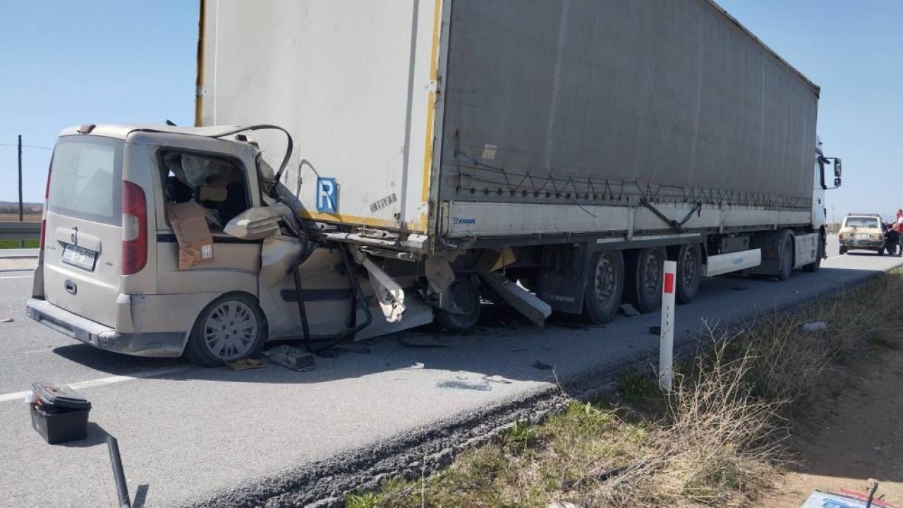 Konya yolunda dehşet: Hafif ticari araç duran tıra saplandı!