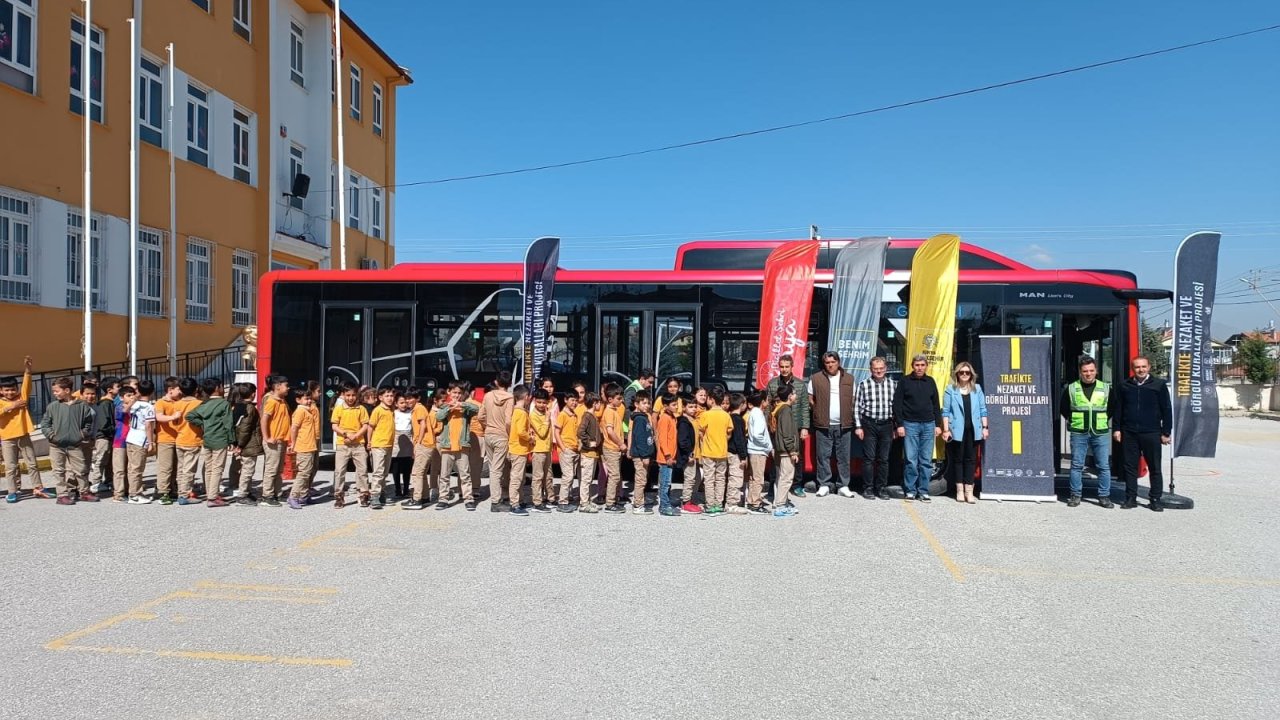 Konya’da nezaket otobüsü yollarda: Öğrencilere trafikte saygı eğitimi!