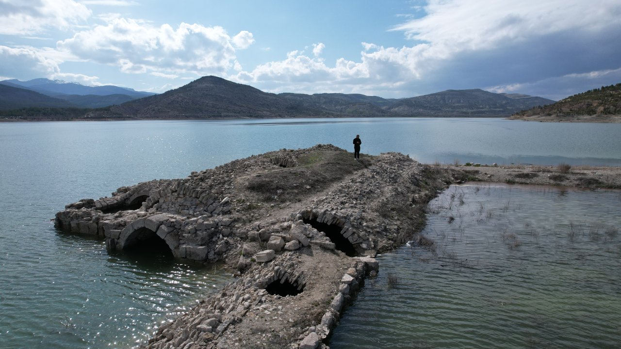 Konya’da yağışlar yüz güldürdü: Altınapa Barajı yükseldi, tarihi han yeniden sular altında!