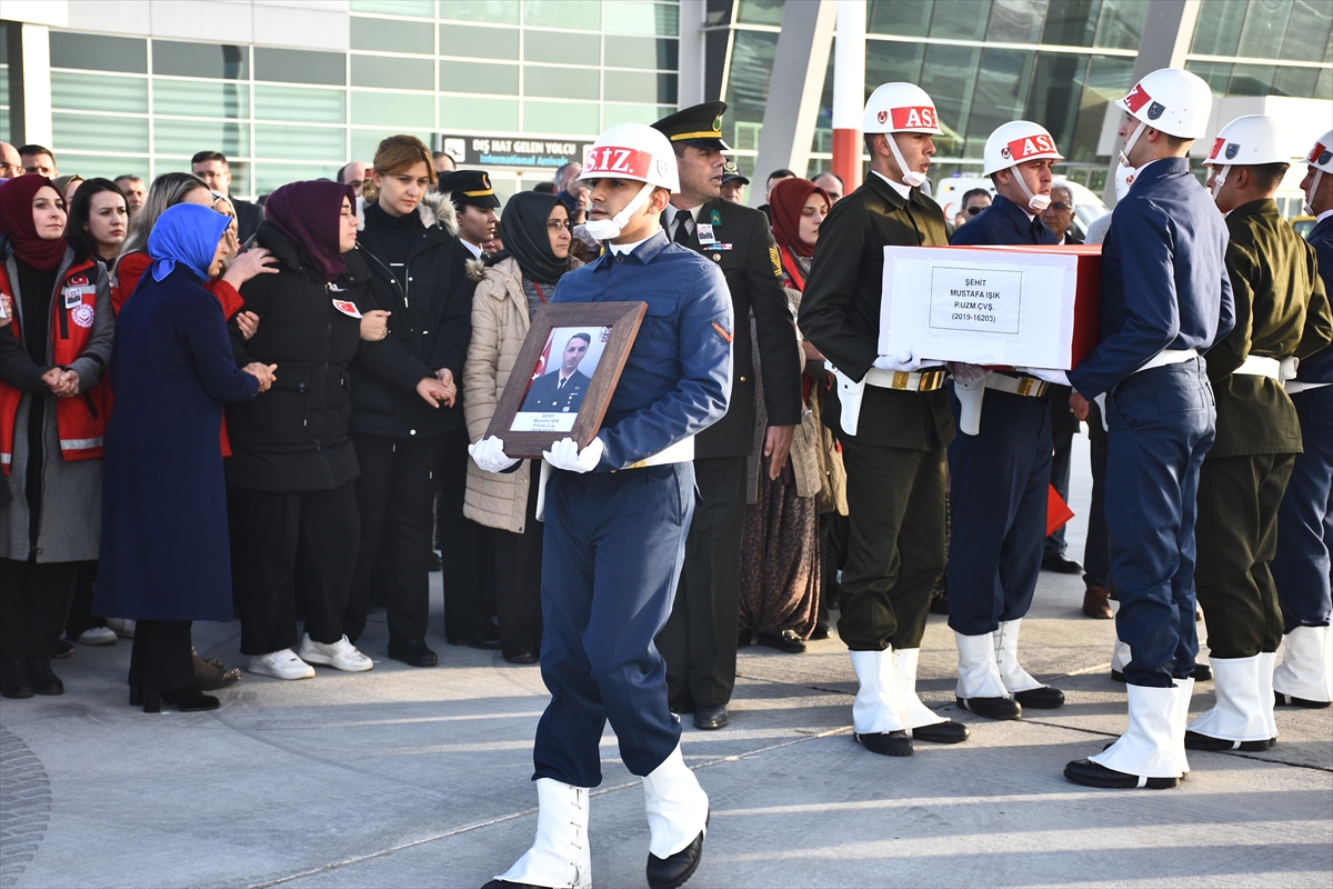 Şehit Piyade Uzman Çavuş Mustafa Işık'ın cenazesi Konya Havalimanı'na getirildi