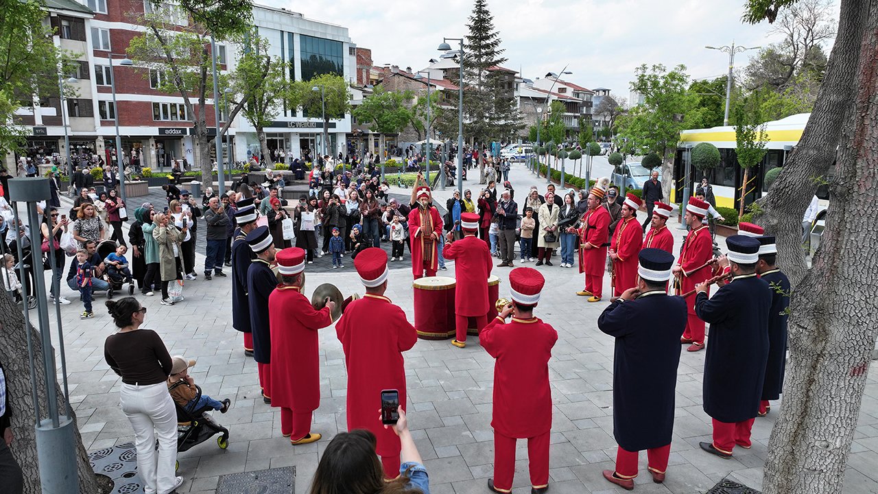 Konya’da mehter rüzgârı! Meydanlarda yankılanan marşlar vatandaşları büyülüyor