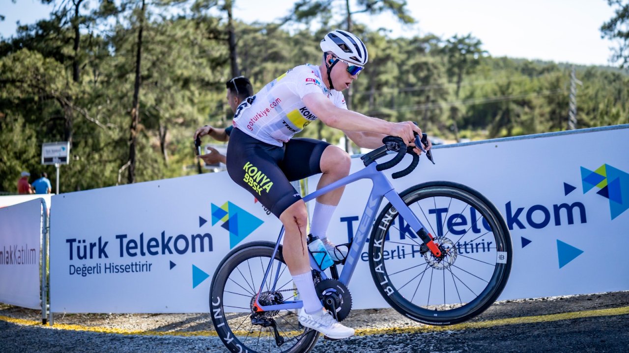 Konya’dan büyük gurur! Mustafa Tarakçı Türkiye Bisiklet Turu’nda beyaz formayı kaparak zirveye damga vurdu!