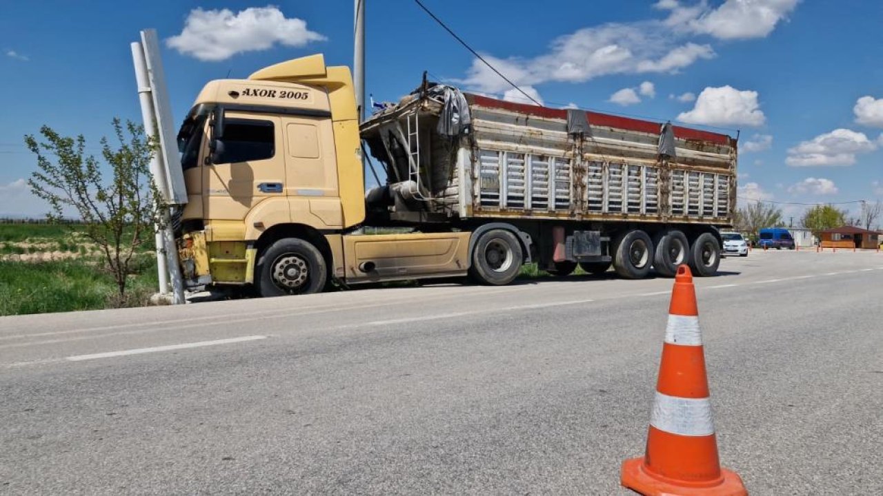 Direksiyon kilitlendi, tır tabelaya çarptı: Karaman’da panik anları!