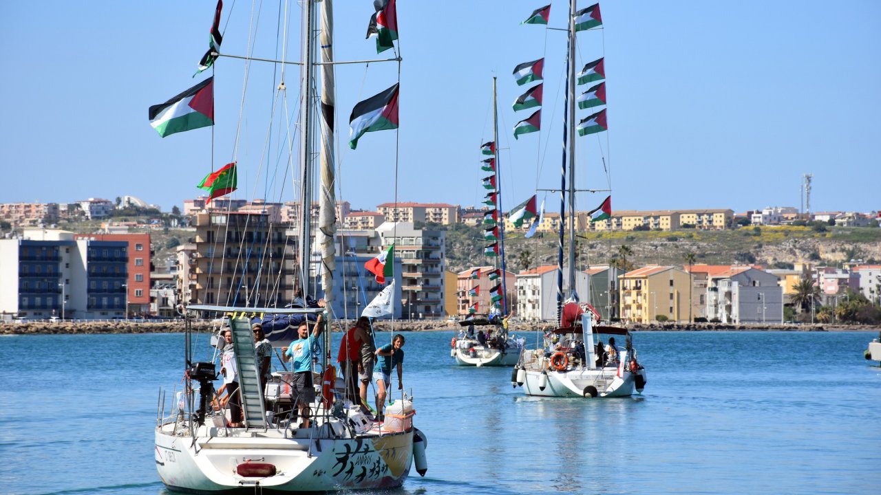 İsrail'den 31 Türk'ün bulunduğu Küresel Sumud Filosu'ndaki 22 gemiye uluslararası sularda müdahale