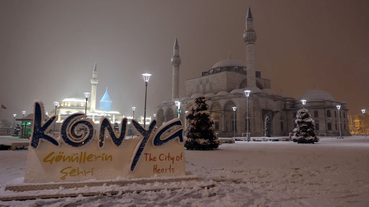 Konya’da hava vites yükseltiyor: Sağanak geliyor, zirvelere kar düşüyor!