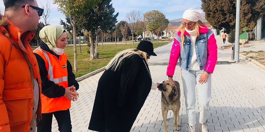 Şarkıcı Tuğba Özay'dan Konya'daki hayvan barınağına ziyaret