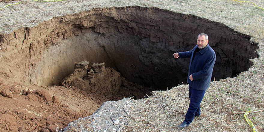 Sivas'ta bir tarlada obruk oluştu