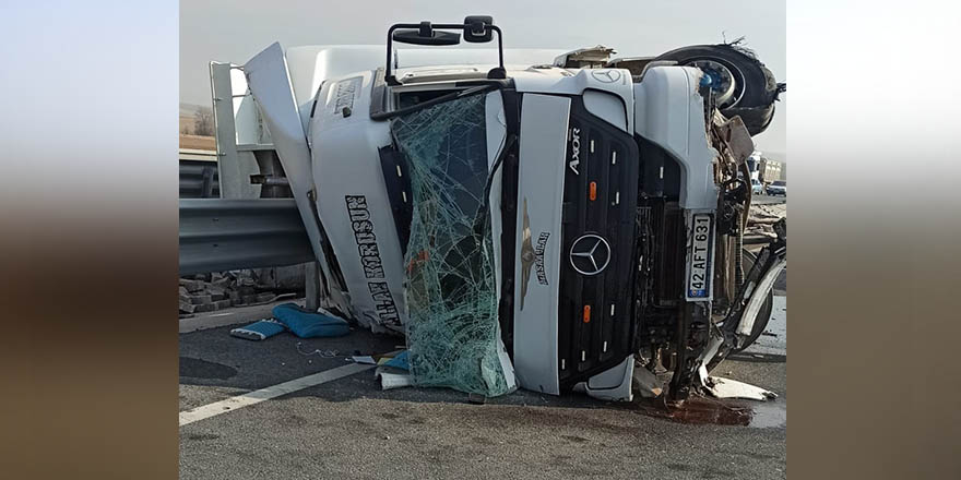 Akşehir'de devrilen tırın sürücüsü yaralandı