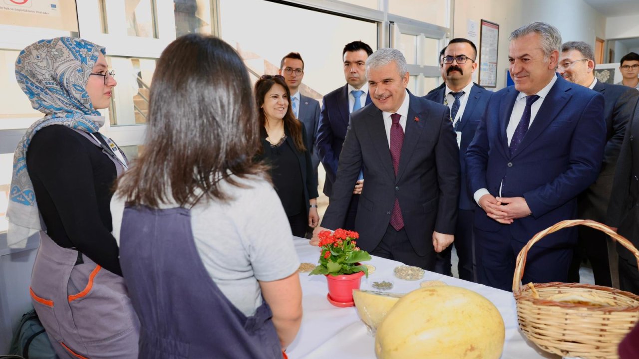 Konya’da bilim heyecanı! Vali İbrahim Akın TÜBİTAK Fuarında gençlerin projelerini inceledi!