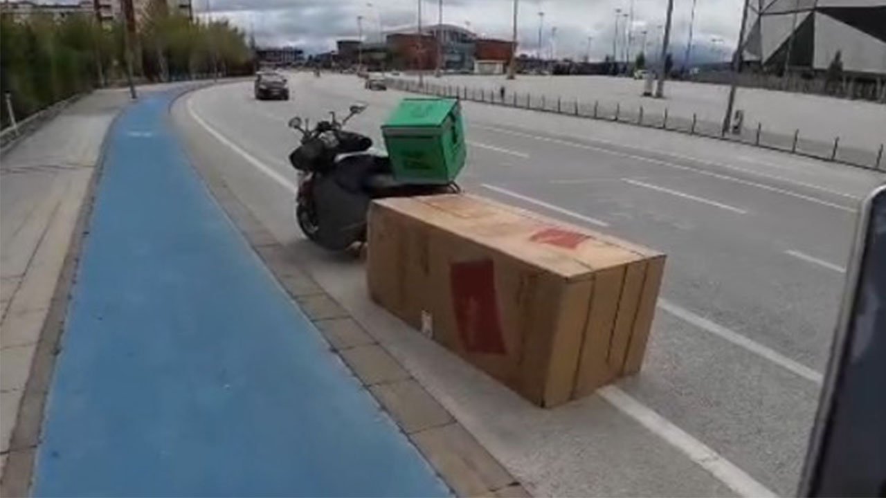 Konya’da yol kenarında buzdolabı şaşkınlığı! Gören dönüp bir daha baktı