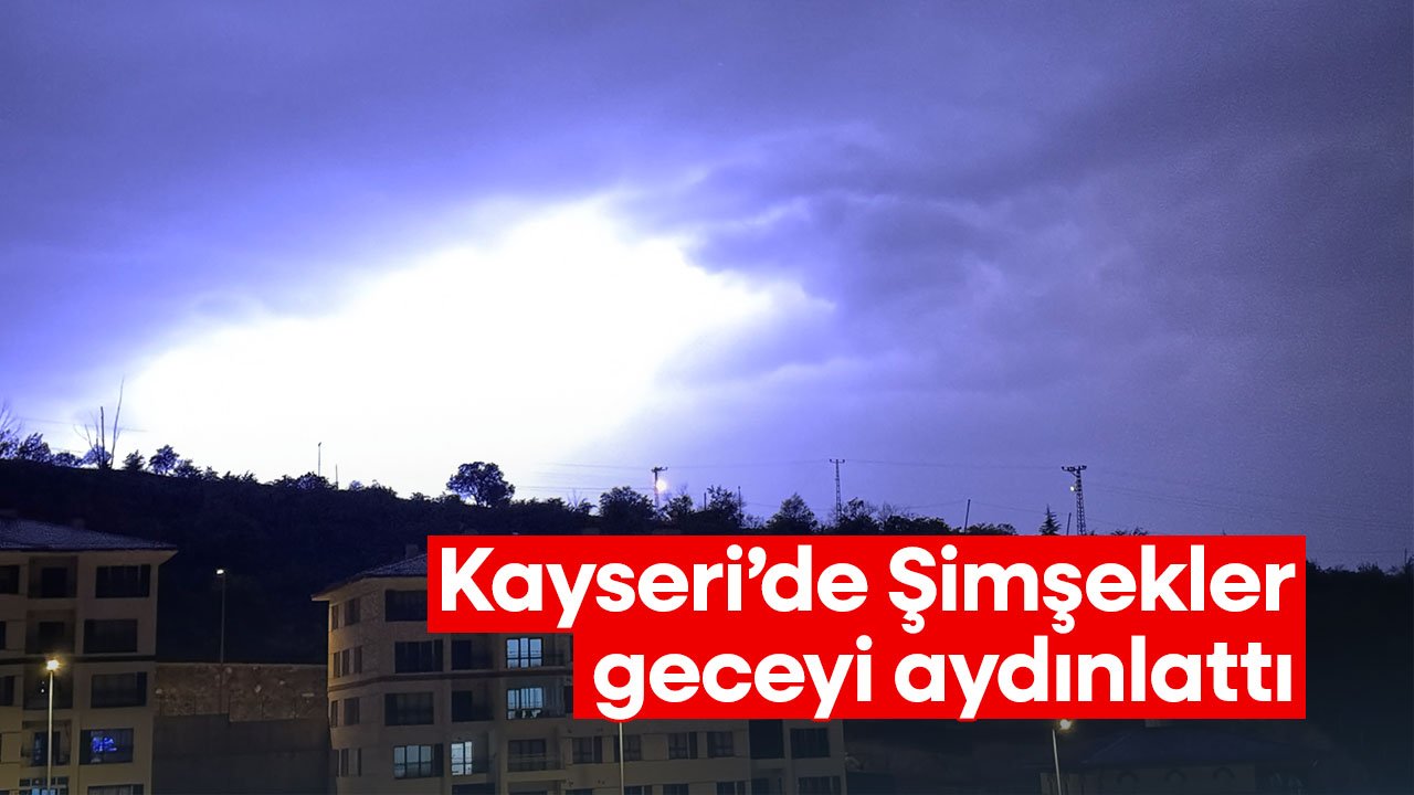 Kayseri'de yağış sokakları göle çevirdi şimşekler geceyi aydınlattı