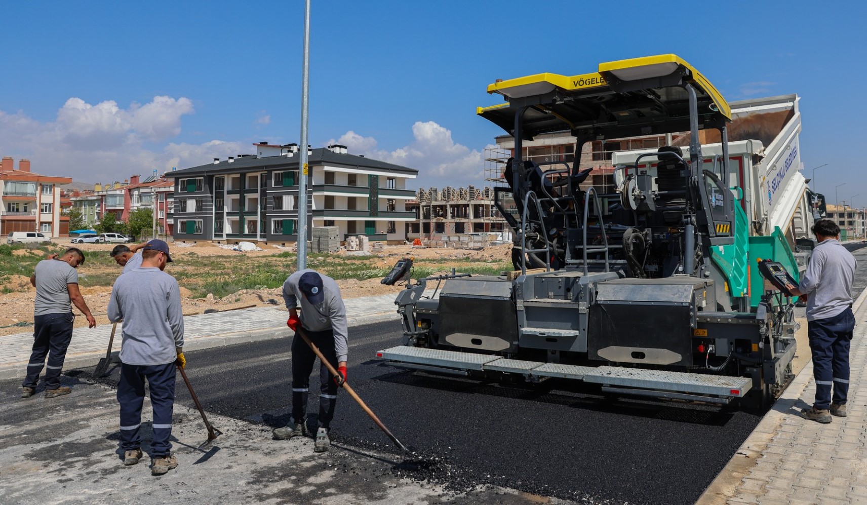 Selçuklu’da asfalt sezonu açıldı! İlk serim çalışmaları hız kazandı!