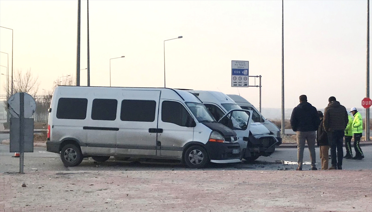 Konya'da Zincirleme Trafik Kazasında 14 Kişi Yaralandı